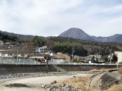矢倉岳 の左側に小さく覗いている白い頭は富士山