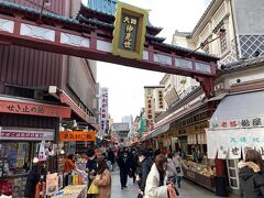 「川崎大師仲見世通商店街」。
普段ならここを真っ直ぐ進むと「大山門」ですが、一方通行ですので、帰りにゆっくりお店を覗きましょう。