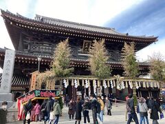 「大山門」です。
開創850年の記念事業として昭和52年に建立されました。

境内に入ります。