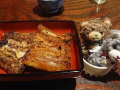 冷えたので、日本酒を頂きに、うなぎ屋さんへ。
白焼きをオーダーしたら、表面がパチパチと爆ぜる状態で出てきました！すごい！出来たて！
わさび醤油で頂く白焼き、大好きです。身の表面もパリパリで美味しかったです。
身体も温まり、ほろ酔いでホテルに戻り、近くのコンビニでアイスを買い、お風呂はいって、アイスを食べて、就寝しました。
松本の夜、楽しかったな。