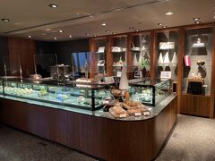 東京・西新宿『Park Hyatt Tokyo』2F【PASTRY BOUTIQUE】

『パーク ハイアット 東京』の【ペストリー ブティック】の写真。

「ペストリー ブティック」では、期間限定でテイクアウトサービスを
提供中です。
「ペストリー ブティック」はもちろん「ニューヨーク グリル」、
「ジランドール」、「梢」、および「デリカテッセン」より
厳選したメニューの一部をお持ち帰りスタイルにて
ご購入いただけます。
ご自宅のテーブルに、ホテルメイドの味わいをプラスされては
いかがでしょう。

＜営業時間＞
11:00～19:00