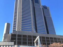 東京・西新宿『Park Hyatt Tokyo』

『パーク ハイアット 東京』の外観の写真。

いつもと違った角度から撮影しました。

新宿駅や東京都庁に程近い、東京を代表するラグジュアリーホテル
パーク ハイアット 東京は東京都庁至近の高層ビル、新宿パークタワー
39階から52階に位置するホテルで、360度に広がる東京の素晴らしい
眺望がゲストをお迎えします。新宿駅から徒歩約12分、都会の喧騒を
忘れることができる洗練された空間で、上質でプライベートなご宿泊、
「ニューヨーク グリル＆バー」などレストラン＆バーでの独創的な
ダイニングシーン、スパ＆フィットネス施設「クラブ オン ザ パーク」
でのリラクゼーションのひととき、さらに唯一無二のウェディング、
オリジナリティあふれるイベントや宴会まで、多彩でラグジュアリーな
ホテル体験を提供いたします。

タイムレスな上質が息づく非日常空間：　
館内随所に配されたオリジナルアートがスタイリッシュな空間に
温もりを添え、上質な心地よさを演出。遥か富士山や東京を一望できる
360度のパノラマビューは高層階ならではの魅力。

寛ぎのプライベートステイを叶える客室：　
スイート23室を含む全177室は42階以上にあり、45～290㎡の広さで
快適性と機能性を確保。落ち着いたインテリアと素晴らしい眺望に
つつまれ、優雅な寛ぎのひとときを提供。

独創的なダイニング体験：　最上階のシグニチャーレストラン
「ニューヨーク グリル＆バー」をはじめ、ヨーロピアンブラッセリ―
「ジランドール」、日本料理「梢」、カジュアルに楽しめる
「ピーク ラウンジ＆バー」など、個性的なレストランやバーで
シーンにあわせて独創的なダイニング体験をどうぞ。
「デリカテッセン」や「ペストリー ブティック」では
ホテルメイドの味わいをテイクアウトできるアイテムも充実。

天空のリラクゼーションスペース：　
宿泊ゲストと会員専用のスパ＆フィットネス施設
「クラブ オン ザ パーク」は開放的で贅沢なリラクゼーション空間。
プールやジム、ジャグジー、スパトリートメントルームなど備え、
心身に潤いをもたらす時間を。