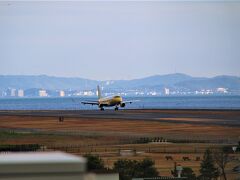 松江市内をバックに、宍道湖上空からイエローFDAが降りてきた。
この日のラリーは、このイエローとのお付き合いが続くのか？