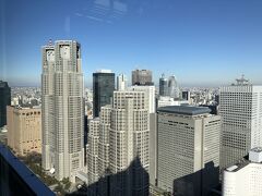 東京・新宿『Park Hyatt Tokyo』41F

『パーク ハイアット 東京』の41階にある【ピーク バー】からの
眺望の写真。

「新宿中央公園」方面、高いビルは都庁、『ヒルトン東京』については
こちら↓

<新宿『ヒルトン東京』中国料理【王朝】でランチブッフェ兼
アフタヌーンティー♪銀座『ザ・ゲートホテル東京 by HULIC』
【ロビーラウンジ】レストラン【アンカートウキョウ】
『ザ・ペニンシュラ東京』【ザ・ペニンシュラ ブティック&カフェ】>

https://4travel.jp/travelogue/11728685