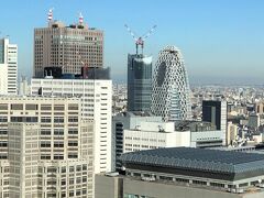 『パーク ハイアット 東京』からの眺望の写真。

新宿歌舞伎町『TOKYU KABUKICHO TOWER』

『新宿TOKYU MILANO』跡地に建つ細めの高層ビル
『東急歌舞伎町タワー』が見えます。

2023年春に開業予定です。
48階建ての建物で18～38階に『HOTEL GROOVE Shinjuku』、
39～47階に『BELLUSTAR TOKYO』の2つのホテルが入ります。

ファサードも非常に不思議な形をしています。
水の勢いが噴水のように天に伸びるイメージだそう。