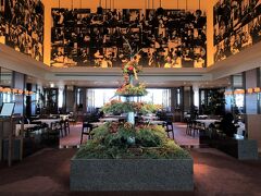 東京・新宿『Park Hyatt Tokyo』41F【GIRANDOLE】

『パーク ハイアット 東京』の【ジランドール】の写真。

「朝の光に包まれて朝食をとりたい」
「ホテルメイドのクラブハウスサンドウィッチが食べたい」
「アートに囲まれてひとりの時間をゆっくりと過ごしたい」
「クラシックなフレンチで記念日を祝いたい」
そのすべてが叶う場所が「ジランドール」。
ヨーロピアンブラッセリーを彷彿させる開放的な雰囲気のなか、
フレンチスタイルの上質な味わいをお届けする
オールデイダイニングです。
時間帯だけでなく、人数も過ごし方もすべてが自由でフレキシブル。
お好みの食材やワイン、会食など、ぜひリクエストを
お聞かせください。
どんなことでも気軽にご相談いただける、頼れるダイニングが
ここにあります。

現在、朝食のご利用はご宿泊ゲスト限定とさせていただいております。
また、状況により朝食営業およびブッフェメニューの提供を
休止する場合もありますので、あらかじめご了承ください。

＜営業時間＞
ランチ 12:00～15:00（L.O.）
スナック 15:00～17:30 （L.O.）
ディナー 17:30～21:30（L.O.）

＜ドレスコード＞
ジランドールでは、男性のランニングシャツやタンクトップなど
袖無しの衣服でのご来店をご遠慮いただいております。