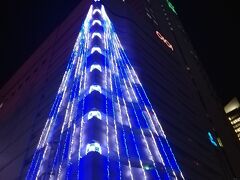 マルイシティ横浜のいるビル。まるでクリスマスツリーのよう。