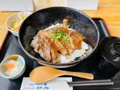 やっぱり両棒餅だけじゃ物足りなくて、ここで食事をしていくことに。

川辺牛のステーキ丼、1,100円でしたが、この値段じゃ普通食べられないレベルのお肉でした！
予想外に (失礼) 美味しい♪
旦那の食べたかき揚げ蕎麦も美味しかったそうです (麺はやわらかくてぶつぶつ切れてたけれど) 。