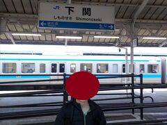  下関駅は在来線ではJR西日本とJR九州の境界駅になります。新幹線も乗り入れず、特急列車や寝台列車もなくなってしまったので、広大な駅のわりには寂しい感じがします。