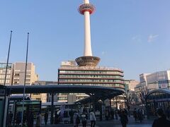 京都駅の真前に京都タワーが綺麗に見えます。
ただいま京都＆関西～
とても良い天気に恵まれました。