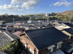 後ろを崖に囲まれたエリアに木造家屋が密集。