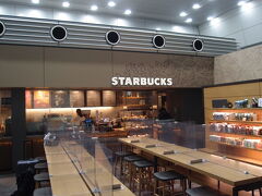 朝早く、品川駅に来ました。
Starbucks Coffeeでコーヒーを買います。