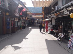 宮島参道を通り抜けます。