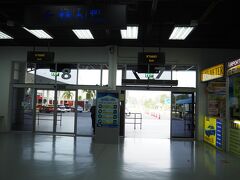 ハジャイ空港の到着ロビーから出口は1箇所のみ
7-8番の出口からしか出れません。
出口手前にタクシーやツアーのカウンターがあります。