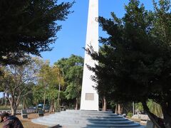 三角公園の石の塔