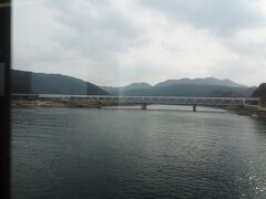 江津本町駅方面へと眺める、江の川。