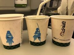 穏やかな天候となった成人式のある3連休。
ピアノのあと早めの晩御飯を食べてから出発します。

羽田20:20発ANA→神戸21:35
「広島までなら新幹線派」の私ですが、娘が小学生になってからは飛行機のほうが安いことが多く、今回はタイムセールで購入しました。

機内では噂の鬼滅紙コップ。
飲む用以外にも持ち帰り用に余分にくださいました☆
数分後、別のCAさんがごみと思って回収していきそうになりましたが無事確保ですw