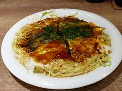 ekieにある「お好み焼きみっちゃん総本店」でそば入り肉玉子を注文しました。