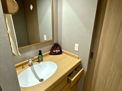 【天然温泉 凌雲の湯 御宿野乃 浅草（ドーミーイン）】

バススペースから外れ、廊下にポツネンと、脱衣場から独立した場所にある「洗面所」...これは脱衣場が狭いから。

でもまぁ...木目調で周りの雰囲気に馴染んでいるので、あまり気にならない...