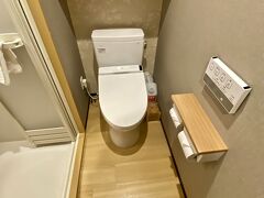 【天然温泉 凌雲の湯 御宿野乃 浅草（ドーミーイン）】

トイレも狭いですが、デザインが良いのでその狭さが気になりません。