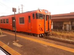  黒井村駅で列車交換です。小串駅までは日中でも60分毎程度運行されています。