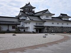 ●富山城／富山市郷土博物館

そして、公園に到着した際にちらっと見えた「富山城」の天守へ。
こちらは戦後の1953年に建てられた模擬天守で、現在は「富山市郷土博物館」として利用されており、こちらを見学していきます。