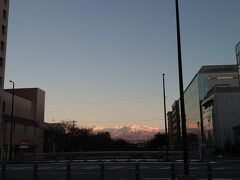 駅から歩きます。


夕陽に染まる立山連峰。