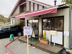 教えていただいた高千穂牧場のすぐそばにあるお菓子屋さん。
行列ができていたので並んだら、私たちの前のお客さんで全てが完売になりました (　ﾟдﾟ)
土日は12時頃には売切れ閉店するようなので、今度機会があったらもっと早い時間に来てみよう。シュークリームが有名らしい。(メモ)
