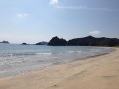 車をひたすら南へ走らせ、中種子町にある熊野海水浴場。だーれもいない海。