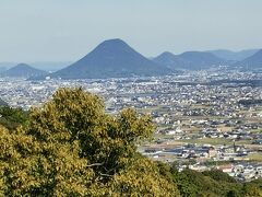 ようやく境内へ上がれました。

円錐形のお山がすてき。