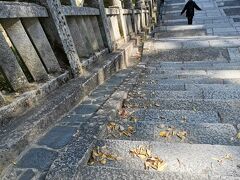 右手に宝物館などありますが、今回は見ていません。