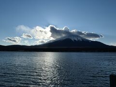 登山口到着
15:09
山道を選択しても湖畔には降りられる
大出山入口バス停まで歩かなければならないが･･･

湖畔からの富士山
ここからだと富士山の「肩」がはっきりわかる
右が小御岳で，左が宝永山