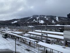 私と相方は長野に向かう前に軽井沢で下車。
トンネルを抜けると突然雪景色！