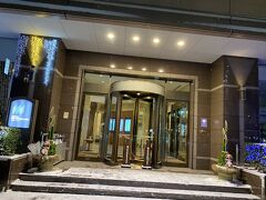 まずはホテルにチェックイン
長野駅直結のメトロポリタンへ
外に出なくても繋がってます。

写真は後で撮った1階入口