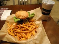 散々どの店に入るか悩んだあげく、入り易そうなハンバーガーショップへ入りました。席に着いてからメニューを見て、この店のハングリーバーガーのコンボ（約13ドル）を注文しました。食事後、ホテルに戻って早めに就寝しました。