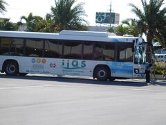 那覇バスの「空港あしびなー線」で那覇空港へと向かいます。
（約20分）