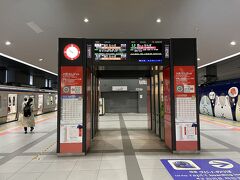 ＜関西空港駅＞

次は南海線で「りんくうプレミアムアウトレット」へ行きます。
右の2番線は特急ラピートβ、左の1番線は急行。