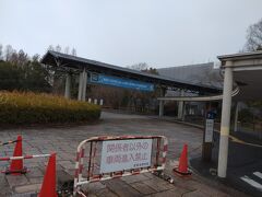 バスを使って草津駅から琵琶湖博物館に行きました。琵琶湖博物館は生き物や私たちの生活を支えている「びわ湖」のすべてを体感して、学ぶことができる博物館です。（滋賀県参照）「湖と人間」をテーマにして、1996年に開館し、2015年から3期6年の歳月をかけて、リニューアル工事が行われていました。（株式会社乃村工藝社グループ参照）淡水の生き物の展示としては日本最大級の水族展示は、2016年夏にリニューアルして強化しました。西日本においてはここでしか見られない大人気のバイカルアザラシは是非見て欲しいポイントです。（滋賀・びわ湖観光情報参照）私が印象に残った展示を紹介します。