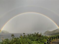 湾口の展望台に差し掛かったところで再び虹に遭遇。
何じゃこりゃー！完全な半円状の虹、しかも二重という超偶然の賜物の景色に言葉を失い、一レフの視角に収まらないのでスマホのカメラでバシバシ撮影した。