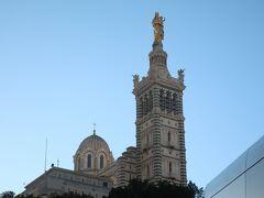 丘の頂上から街を見守っているのが
【ノートルダム・ドラガルド教会 / Basilique Notre Dame de la Garde】です。

丘の標高は１５４ｍ。
巨大な四角柱の形をした鐘楼の高さは４１ｍ
その上の塔（像の土台）が高さ１２．５ｍ
黄金の聖母子像は１１．２ｍ

全部足すと・・・２１８．７ｍ
だからって何と同じとか比べられるものが見つからなかった。