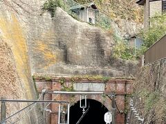 極楽寺駅から長谷に向かう場所に極楽洞というトンネルがあります。歴史的建造物だそうですよ！