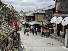 産寧坂から二寧坂方面へ。
ここも色々お店が立ち並んでいて見るだけで楽しい！