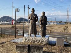 頼朝と政子の像があります。
富士山をみつめる二人。
残念ながら富士山は雲で隠れています。
