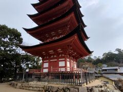 厳島神社の北側の高台に建つ五重塔。
室町時代に創建されたこの塔は和様と禅宗様が融合されていてなかなか見事。