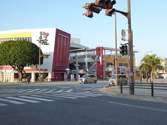 昨夜歩いたコザの市街地を、明るい時間にもう一度歩きたくなり、早起きしました。