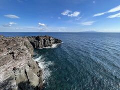 お～～～、こちらは海に突き出た巨大な岩石の岬が、ダイナミックな景色を造り出してますね～。