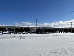 北海道1日目。

ANAのAM便で羽田空港→旭川空港へ。

外に出ると一面真っ白な白銀の世界で、この年初めて見る雪に少しテンションが上がりました♪