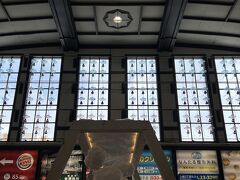 この日は日帰りで小樽観光の日！

まずは札幌駅から小樽駅へ。

小樽駅構内の窓ガラスには、ペールトーンの可愛らしいランプがディスプレイされていました♪