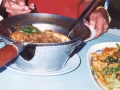 これも定番のソンブーンで夕食。蟹のカレー炒めのプーパッポンカリーを生まれて初めて頂き、その美味しさに大感動しました。ソンブーンの スラウォン店でした。今ではたくさんのお店をだされてますね。プーパッポンカリーで、かなーり儲けましたね！