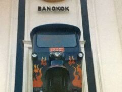 ハードロックカフェで、毎度おなじみの、嫁の趣味のピンバッジを購入